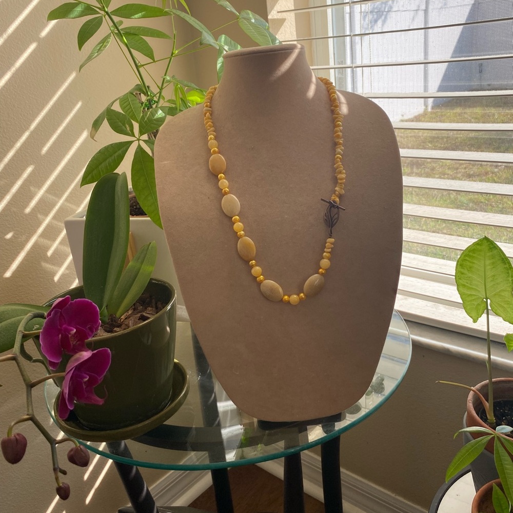 Hermoso collar y zarcillos hechos con turquesas amarillas y perlas cultivadas
